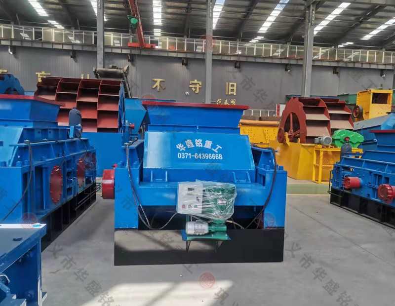 新一代液壓（yā）對輥製砂機（jī）硬岩製砂  出砂漂亮