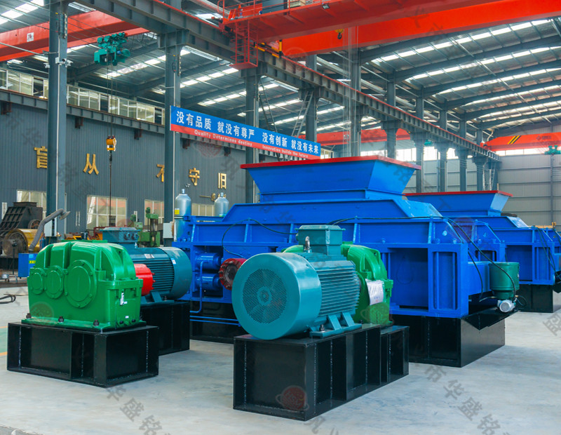 路麵廢舊瀝青 雙齒輥破碎機試機 華盛銘重(chóng)工(gōng)