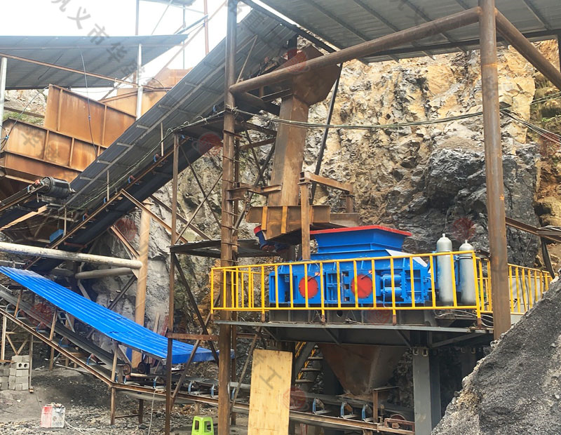 時產300噸全(quán)自動液壓對(duì)輥破碎機破碎生產線