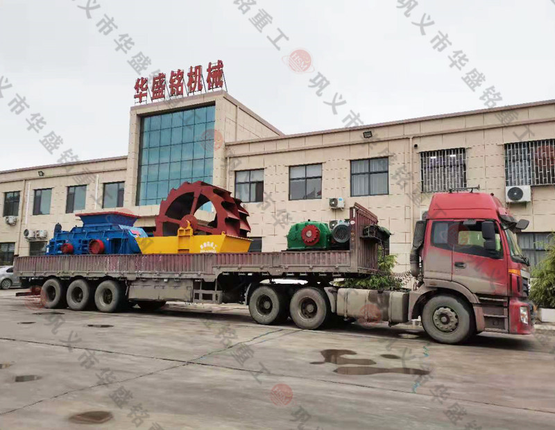 全自（zì）動液壓對輥製砂機+輪鬥式洗（xǐ）砂機裝車（chē）發往遼寧