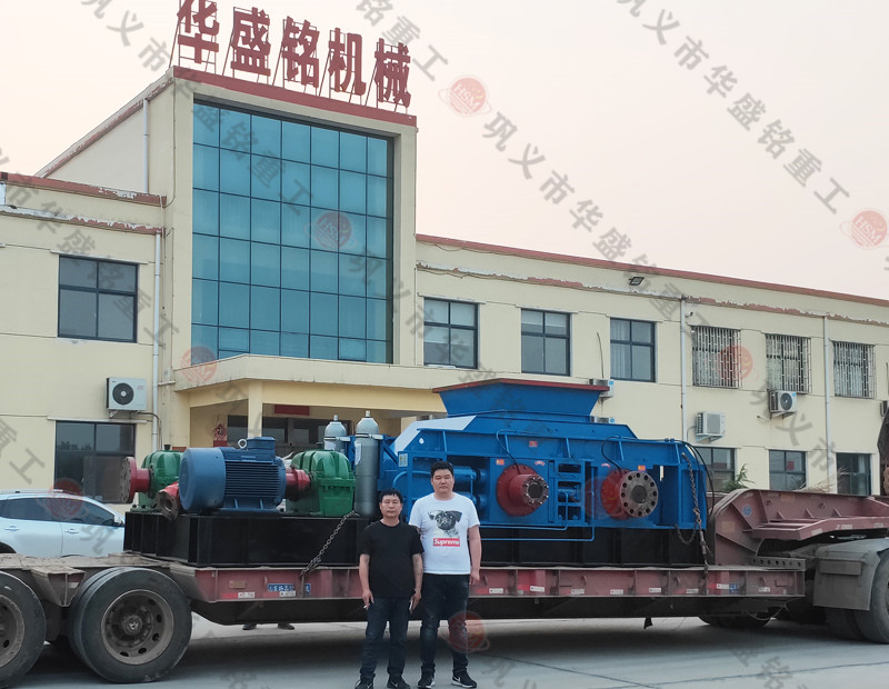 大（dà）型液壓對輥破碎機發貨現（xiàn）場