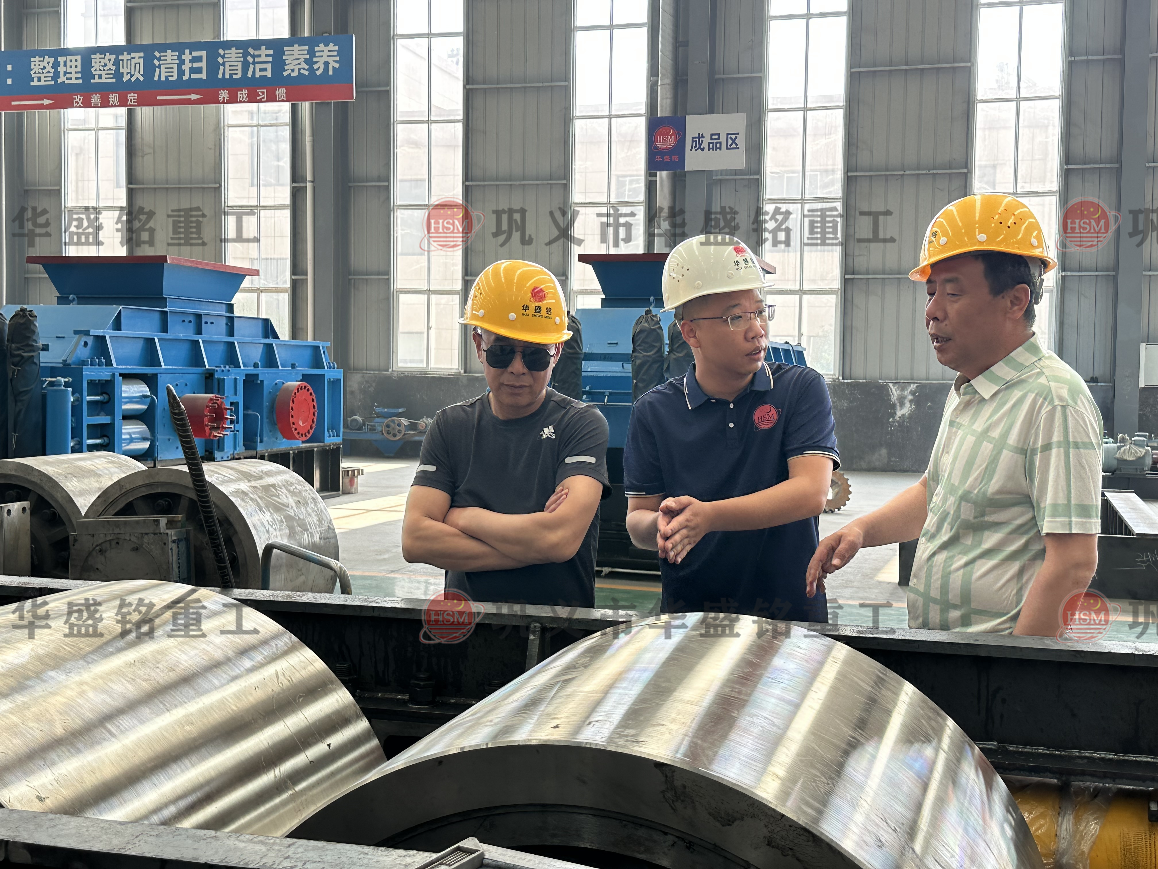 廣西的老客戶配置液壓對（duì）輥（gǔn）製砂機（附發貨現場）