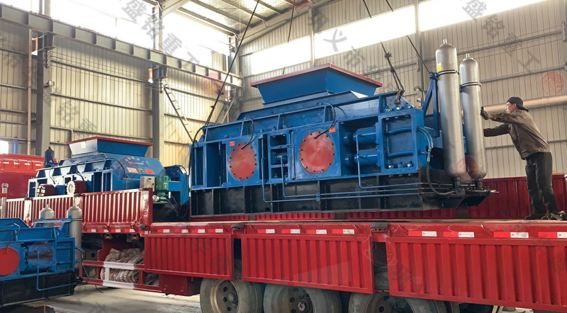 時產150噸對輥(gǔn)破碎機兩台發往河北現場