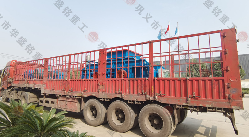 雙電機對輥破碎機(jī)發往湖南