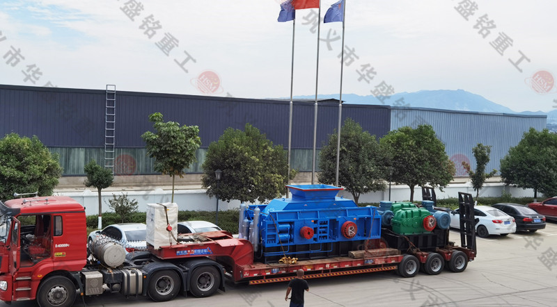 數(shù)控液壓對輥(gǔn)製(zhì)砂機發往黑龍江