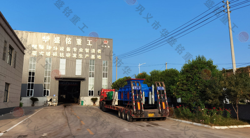 1212型液壓對輥破碎機發往安徽桐城發貨現場(chǎng)
