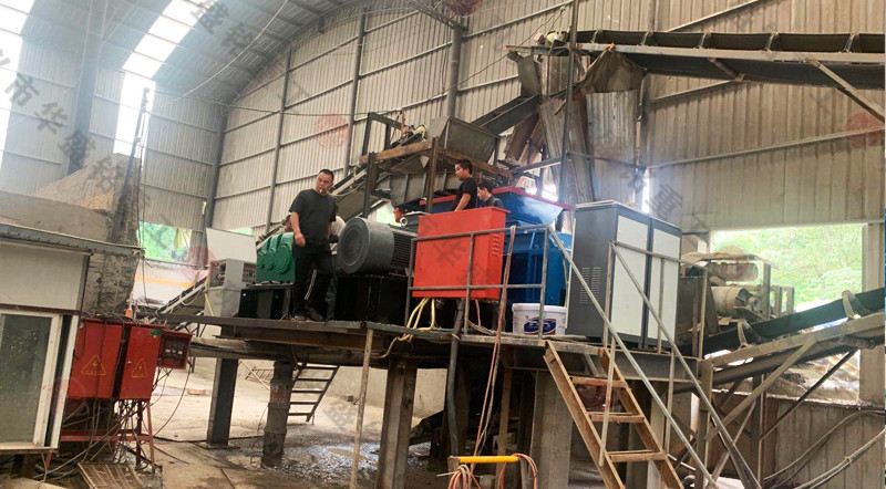 1212型液壓對輥破碎機安徽桐城安(ān)裝現(xiàn)場