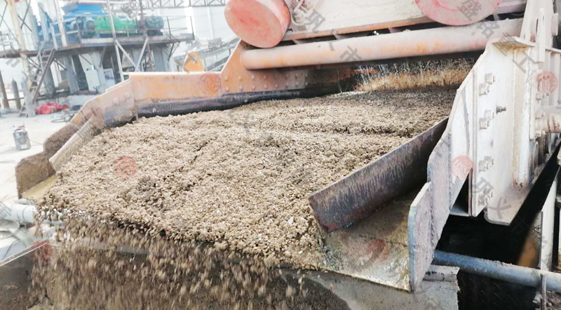 1212型(xíng)液壓對輥破碎機製砂(shā)效果