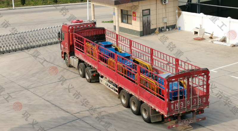 三台400x600小型對輥破碎(suì)機發往河北(běi)