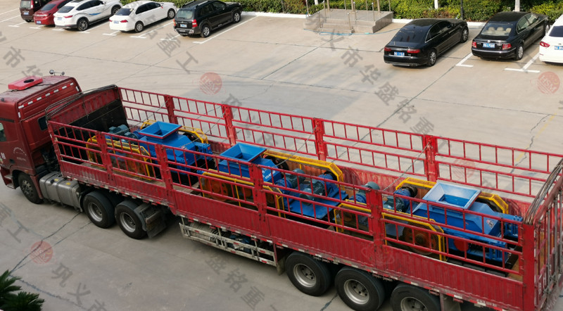 三台400x600小型對輥破碎機發往河北