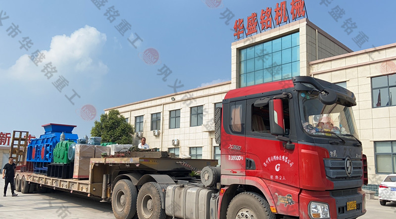 全自動液壓對輥(gǔn)破碎機發往江西的發貨現場