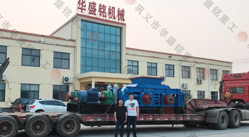 大型液壓對輥破碎機發貨現場(chǎng)