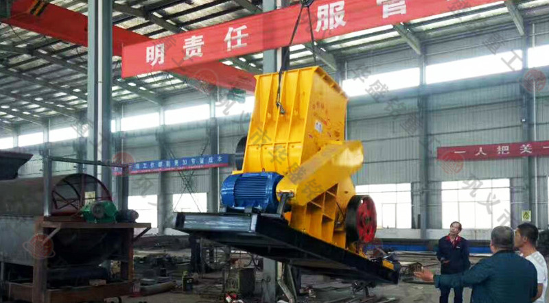 scf1000*800雙(shuāng)級粉碎機發貨現場