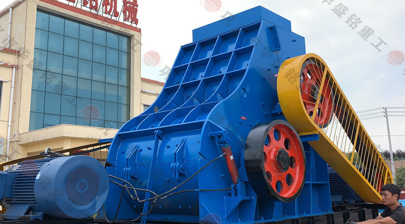 高濕雙級(jí)粉碎機發貨現場