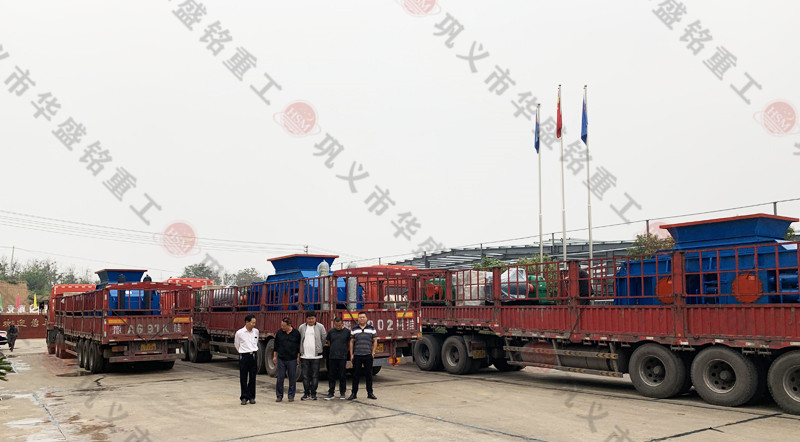 3台（tái）1510對輥破碎機（jī）順利裝車完工