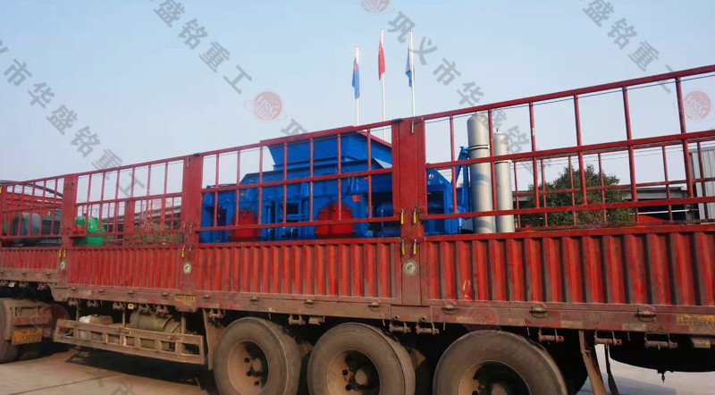 兩（liǎng）台2PGY1810對（duì）輥製砂機裝車發往福建泉州