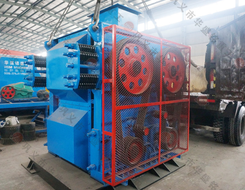 長石 四輥破碎（suì）機試機現場 華盛銘重工