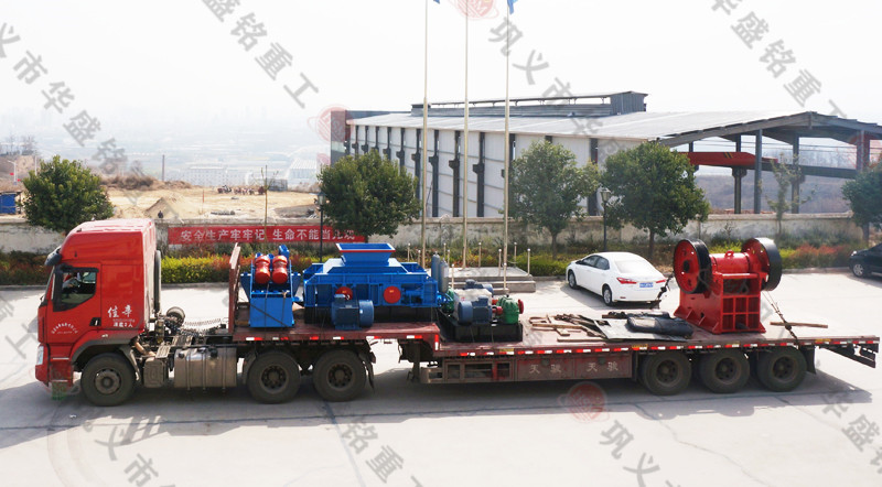 時（shí）產200噸全液壓對輥破碎（suì）機發往黑龍（lóng）江