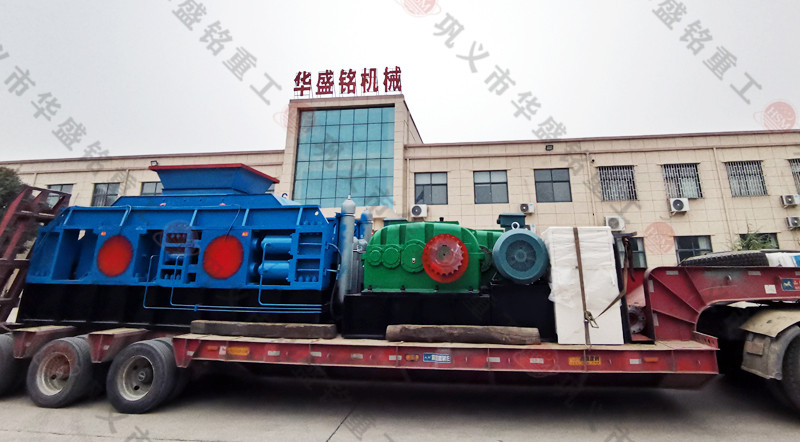 鞏義對輥破碎機廠家裝車發（fā）貨現場