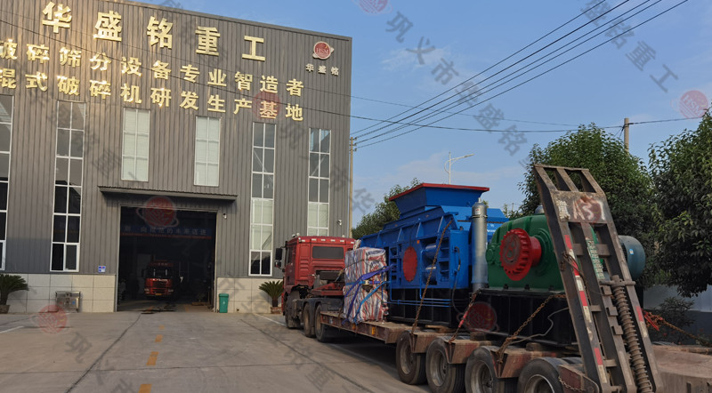 河南對輥（gǔn）破碎機（jī）廠（chǎng）家發貨現場