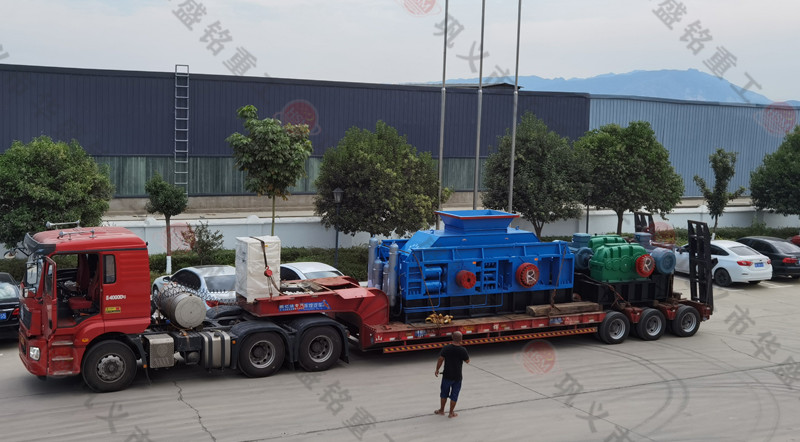 鞏義（yì）對輥（gǔn）製砂機廠家時產200噸裝車發貨（huò）