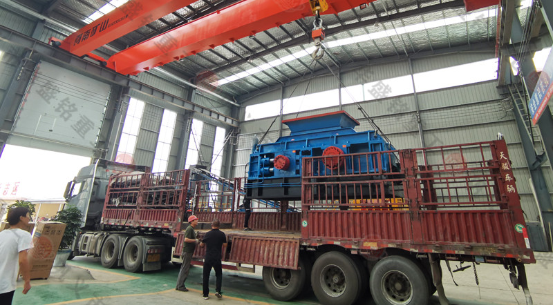 雙齒輥破碎機配套（tào）滾筒篩發貨