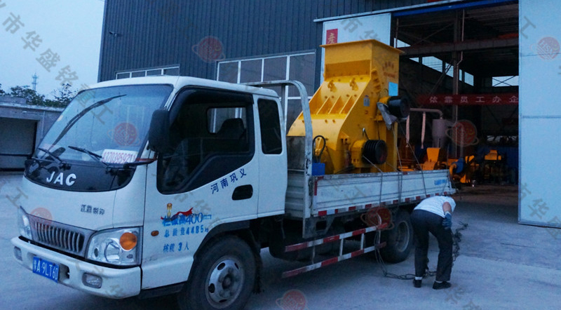 磚廠用粉碎機裝車發往福（fú）建龍岩