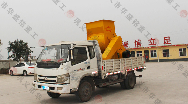 磚廠（chǎng）用粉碎機裝車發往福建龍岩